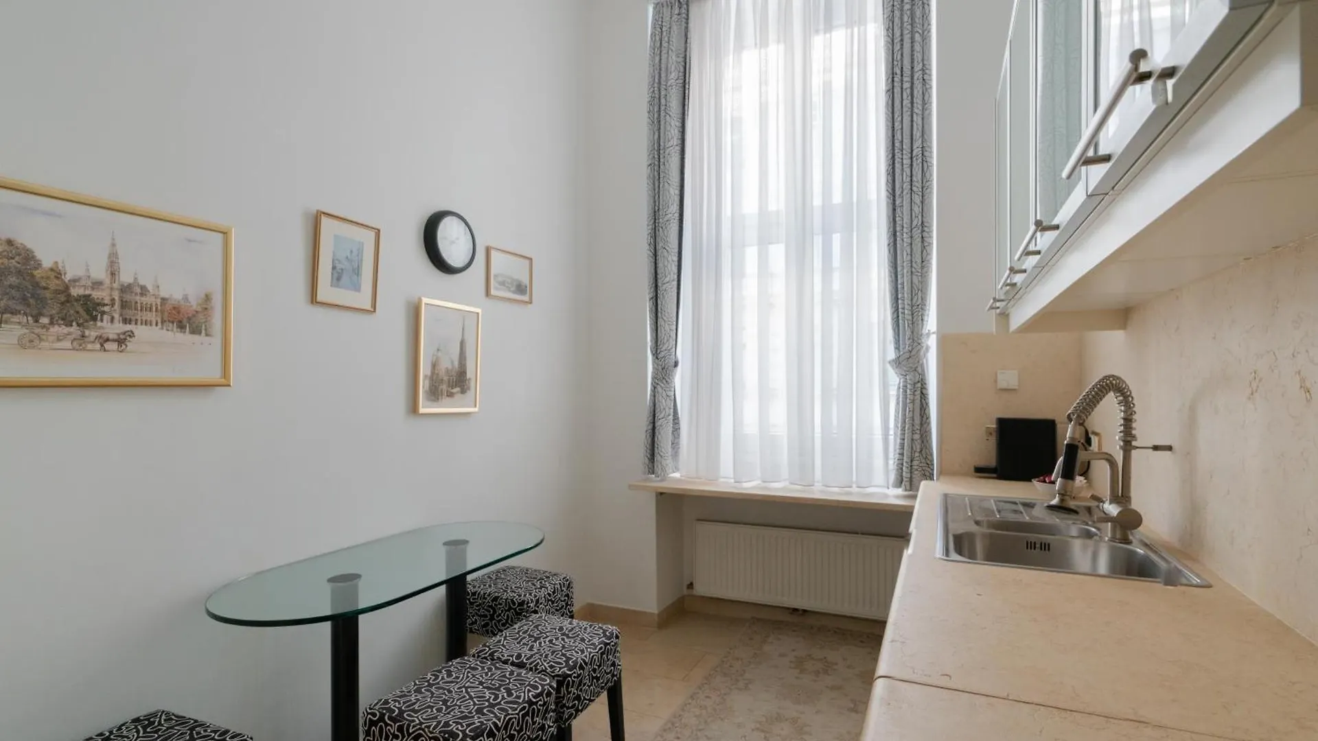 Empress Sisi Royal Apartment Vienna 0*,